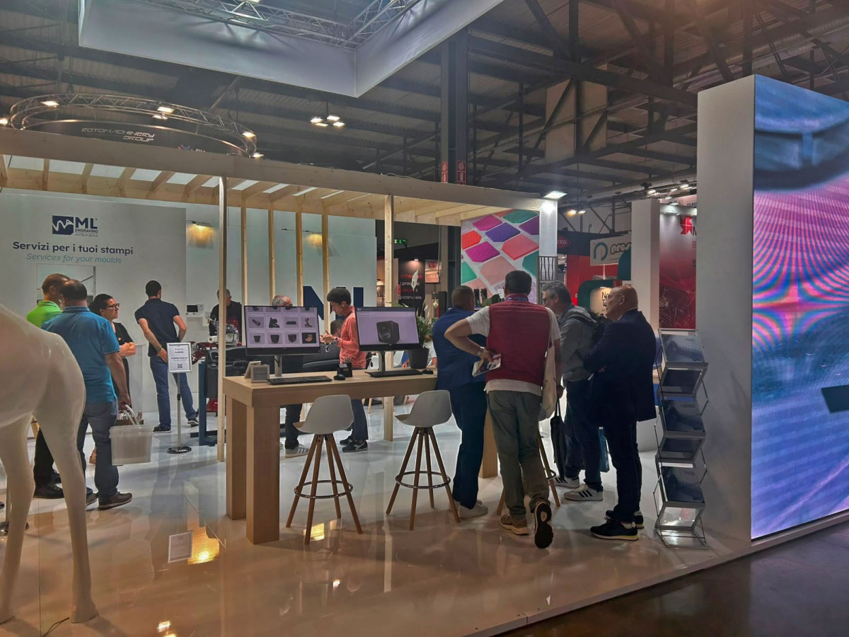 Allestimento stand espositivo su misura: design da galleria d'arte per ML Engraving - 2