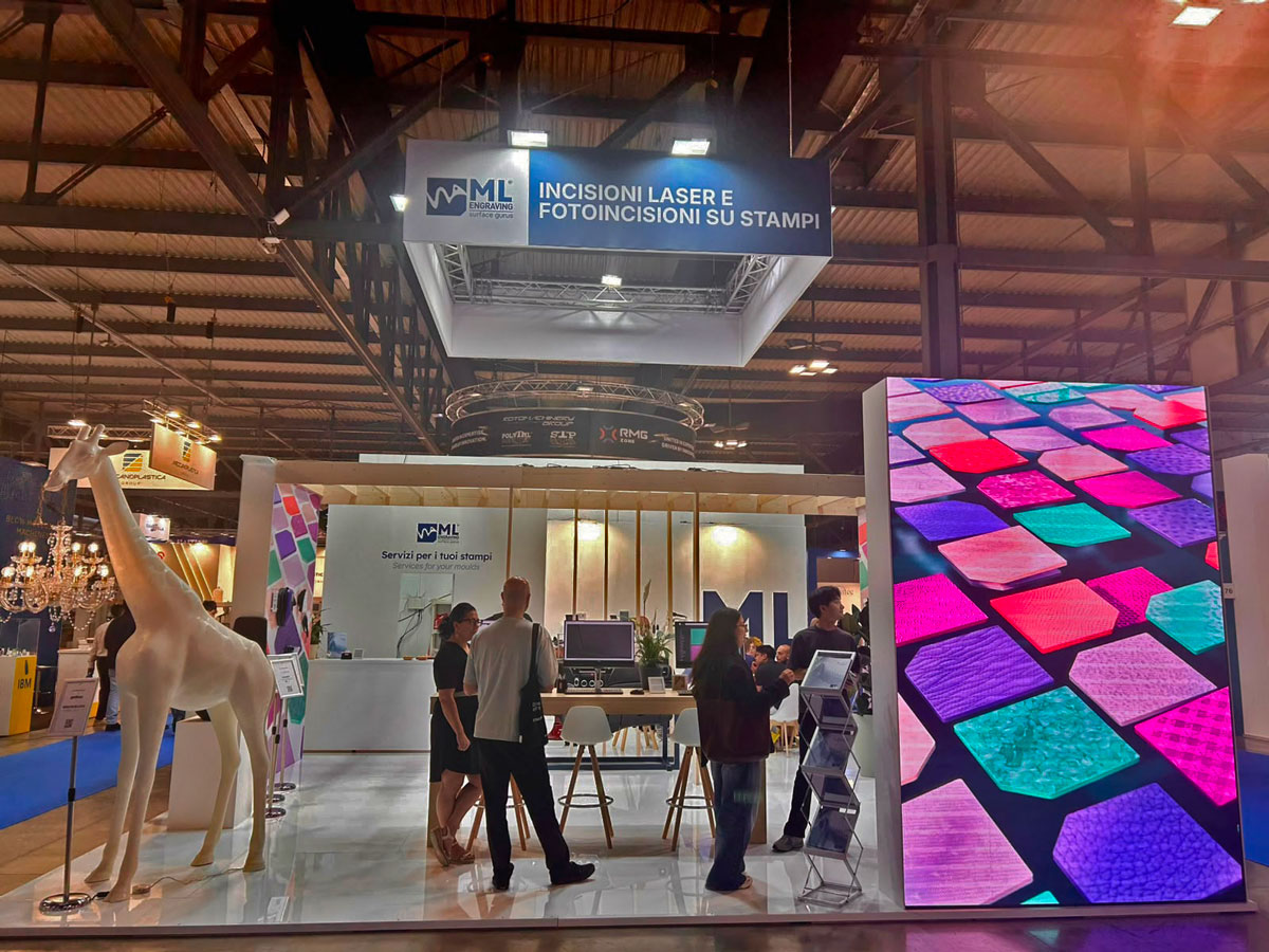 Allestimento stand espositivo su misura: design da galleria d'arte per ML Engraving - 3