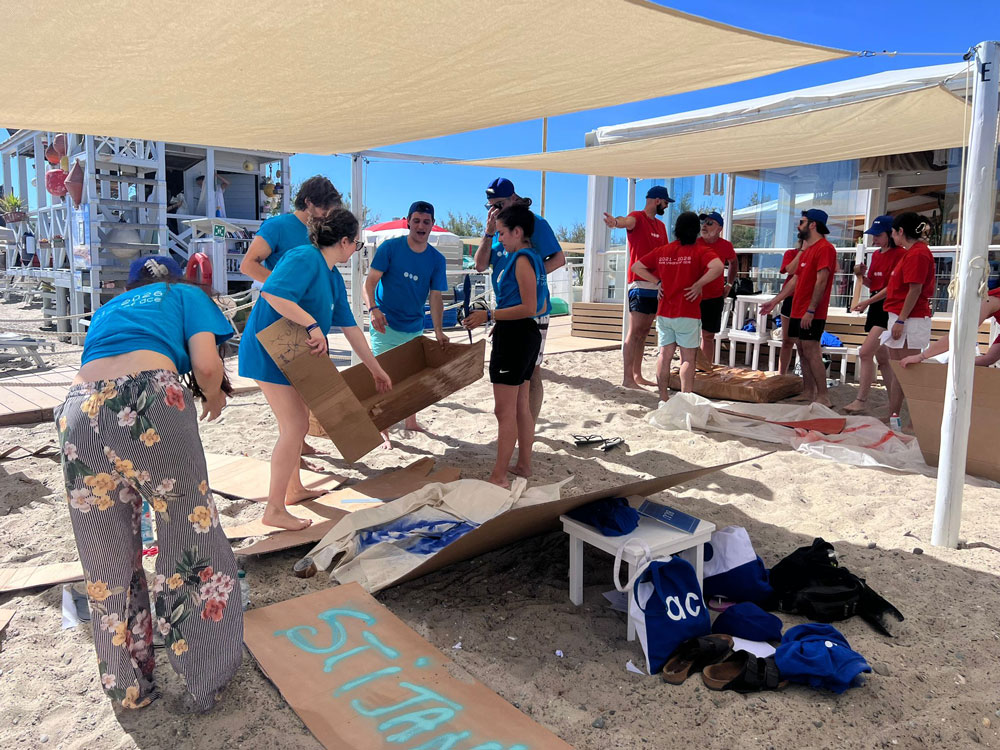 Carton boat in riva al mare: un team building dinamico e coinvolgente per tutta l'azienda - 1