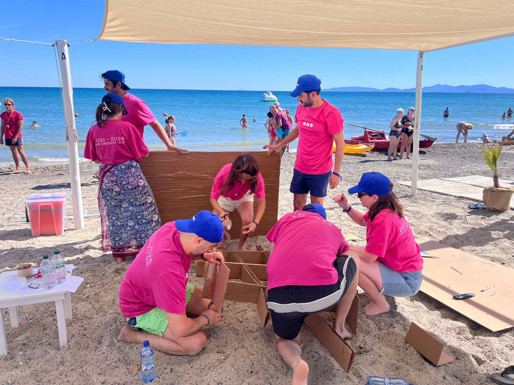 Carton boat in riva al mare: un team building dinamico e coinvolgente per tutta l'azienda - 0