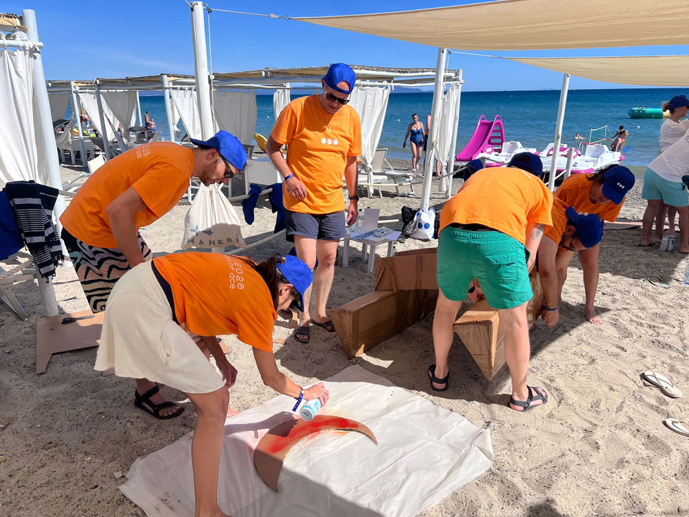 Carton boat in riva al mare: un team building dinamico e coinvolgente per tutta l'azienda - 4
