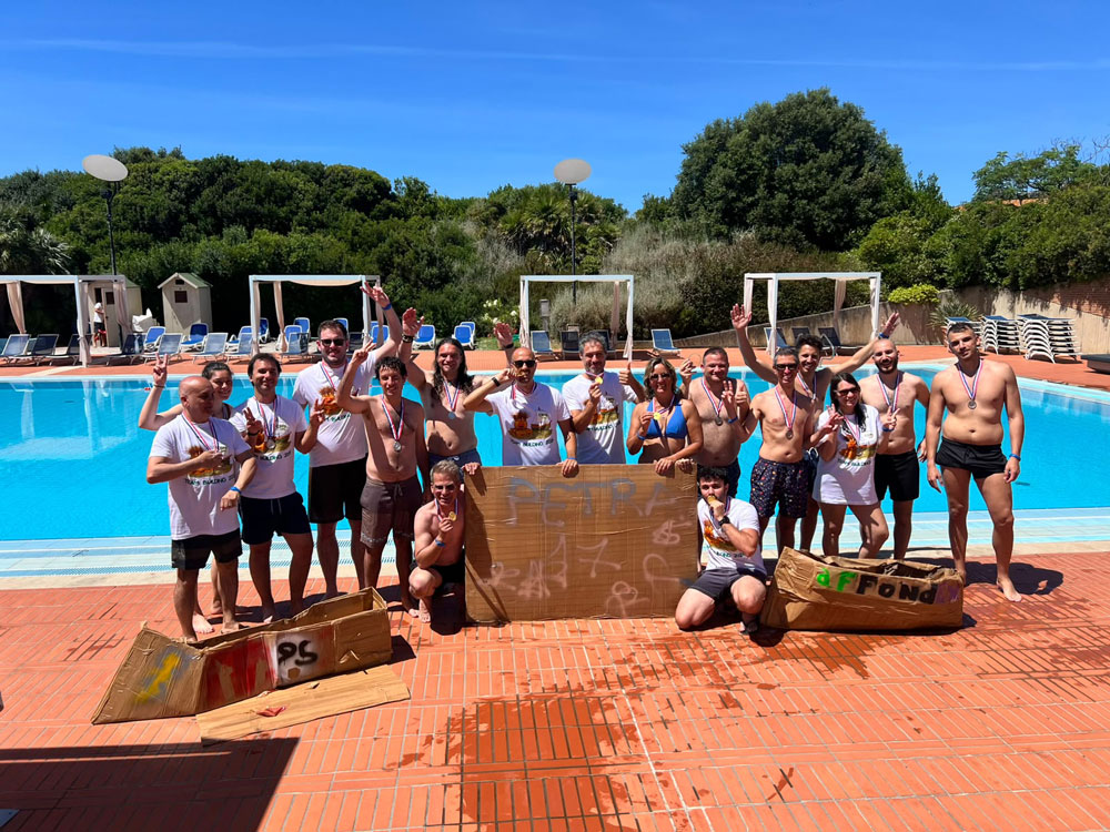 Incentive estivo in Toscana per CBRE con carton boat e visita a una cantina locale - 0