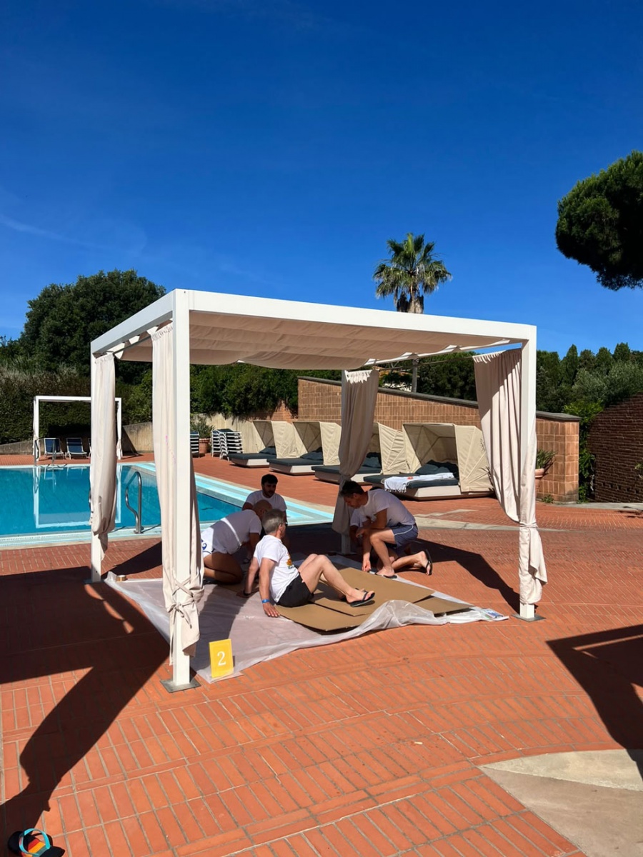 Incentive estivo in Toscana per CBRE con carton boat e visita a una cantina locale - 9