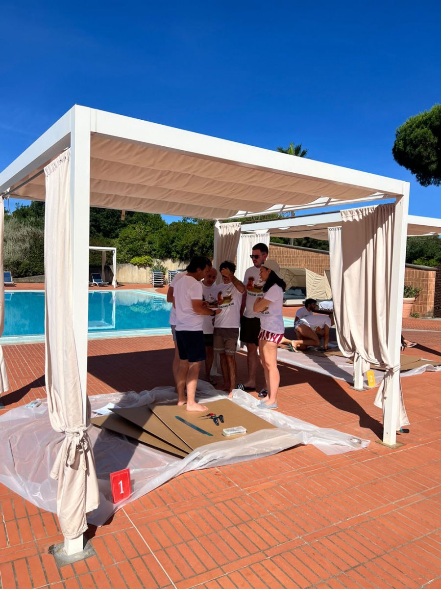 Incentive estivo in Toscana per CBRE con carton boat e visita a una cantina locale - 7