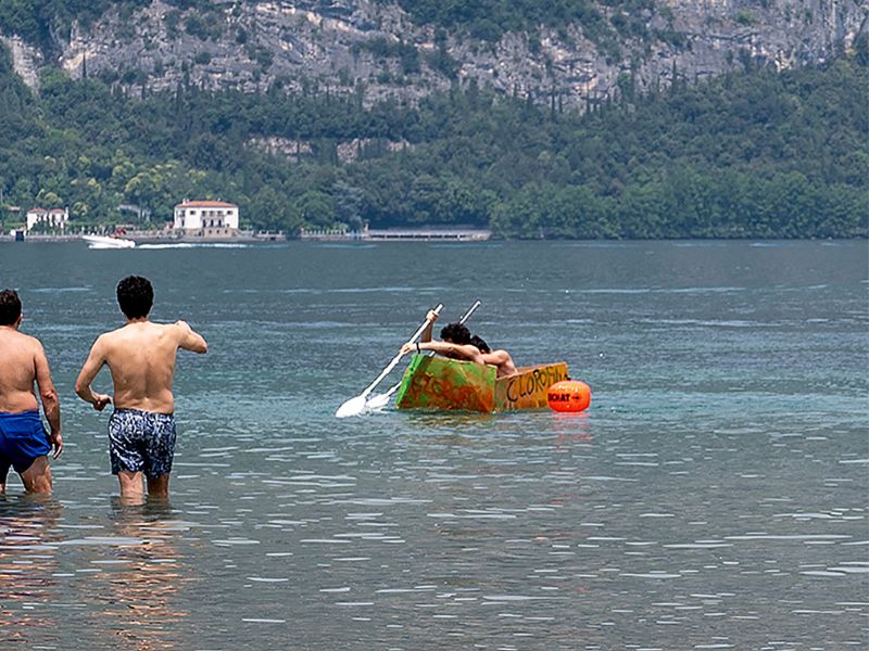 Sfida team building Carton boat sul Lago di Iseo