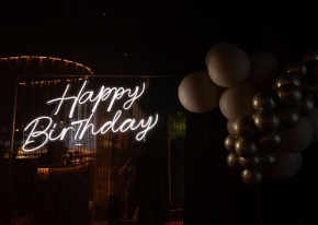 Diciottesimo perfetto con allestimenti dorati, torta artistica a tema stelle e servizi di sicurezza e fotografia per 50 ospiti entusiasti