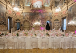 Smart Eventi ha organizzato una cena di gala esclusiva per Jalpak in una location storica milanese, combinando eccellenze culinarie italiane e giapponesi, allestimenti floreali rosa raffinati e gestione timing impeccabile per 60 ospiti internazionali.