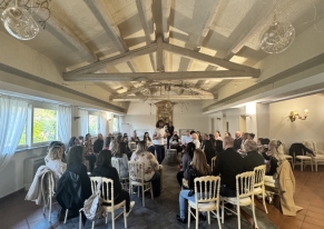 Team building innovativo con percussioni per ABB: workshop musicale personalizzato che trasforma la diversità in armonia collettiva attraverso performance di gruppo