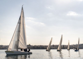 Un appassionante team building in barca a vela sul lago di Garda.